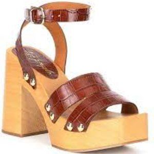 New in box Mallory Clogs by Free People Size 8